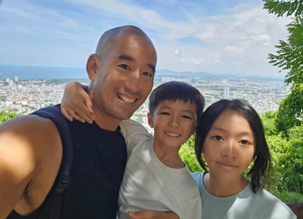 Eric, papa introverti et fondateur de Force Intérieure, avec ses deux enfants.