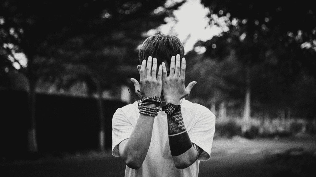 Homme timide se cache le visage