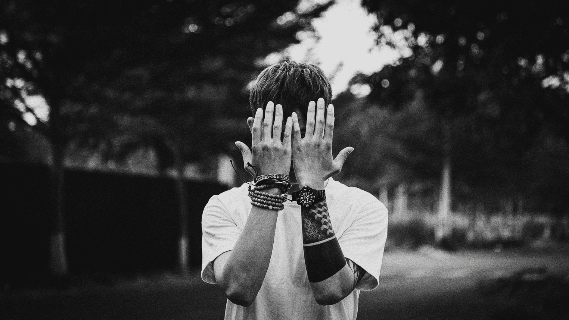 Homme timide se cache le visage