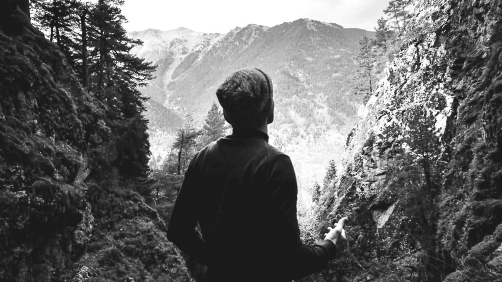 Homme introverti seul contemple la montagne