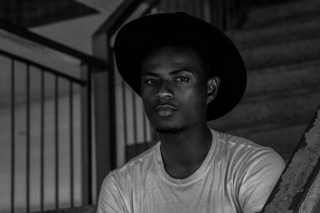 Homme introverti au regard calme et assuré, exprimant présence et confiance intérieure