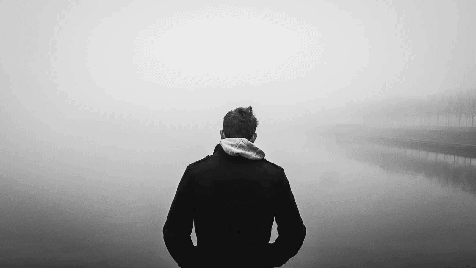 Homme introverti regarde le paysage