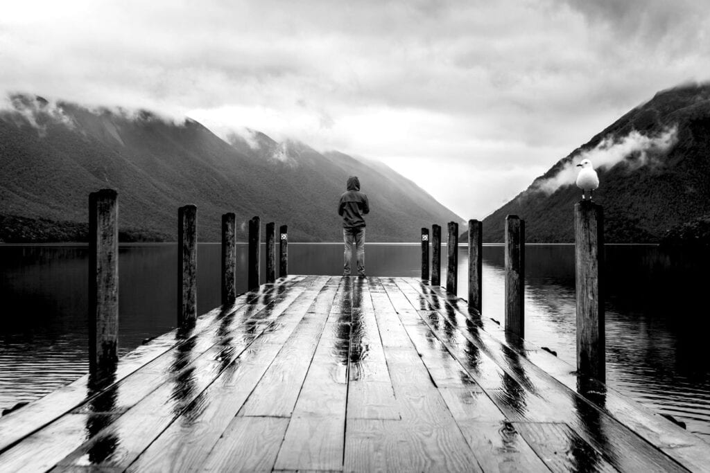 Homme marchant seul sur un pont en pleine nature, représentant l’autonomie et la distance volontaire du sigma male.